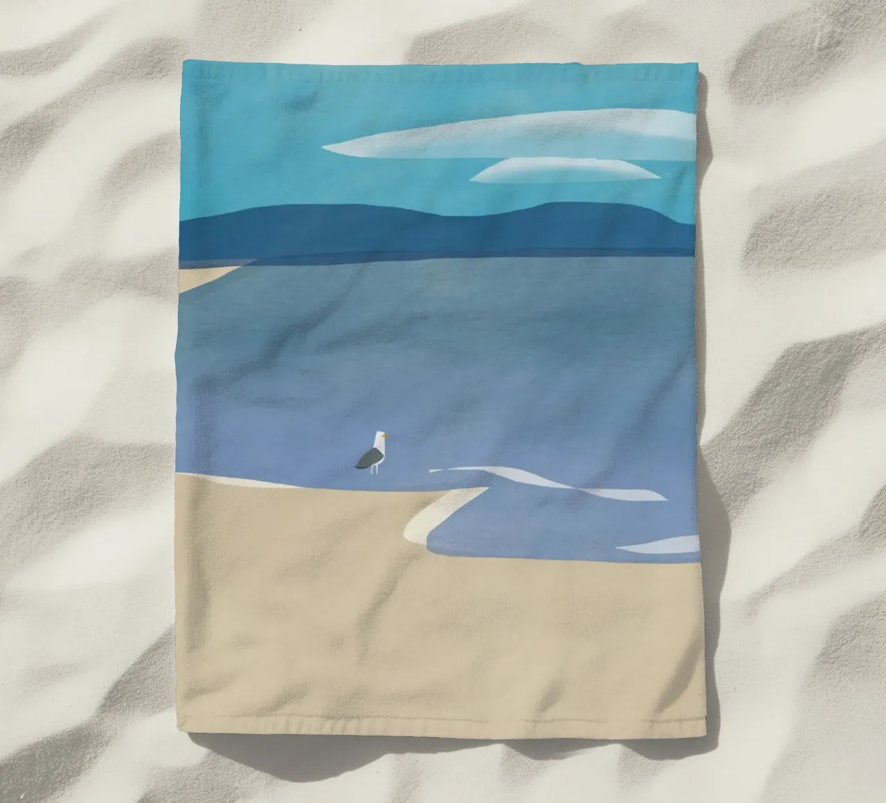 Eenzaamheid van zeemeeuwen strandhanddoek van Little Dean