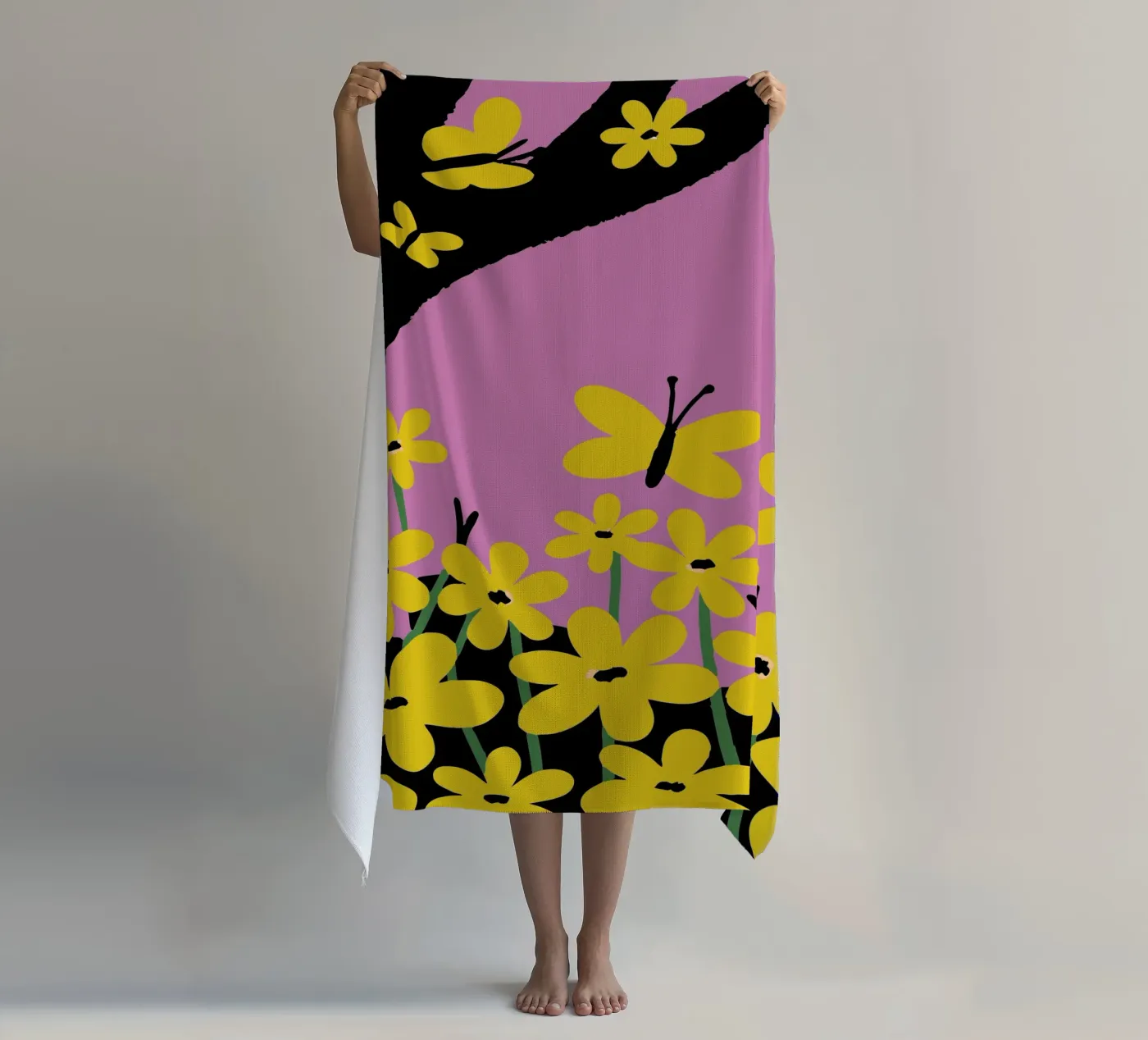 Schmetterling und Blume Strandtuch von TRENDY POSTER SHOP