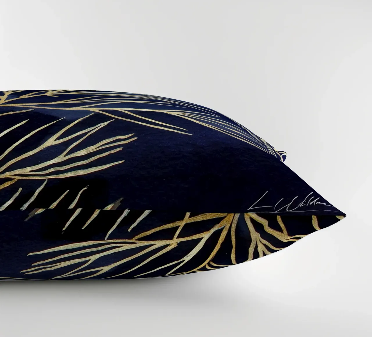 Modello da sera in oro cuscino da Luke Wilder Studio
