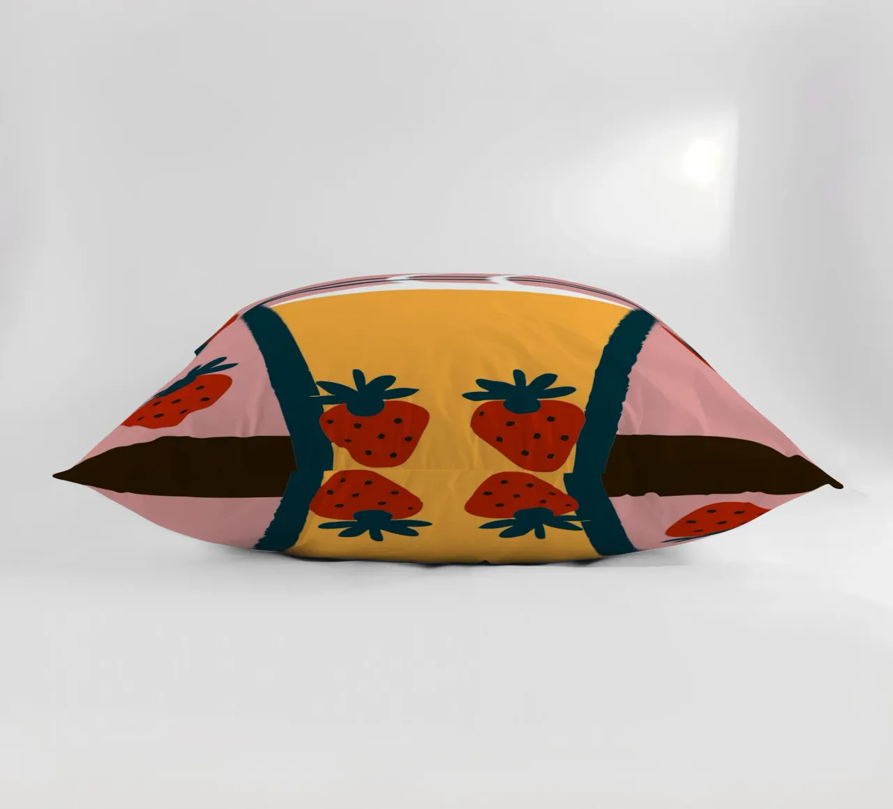 Succo e fragola cuscino da TRENDY POSTER SHOP