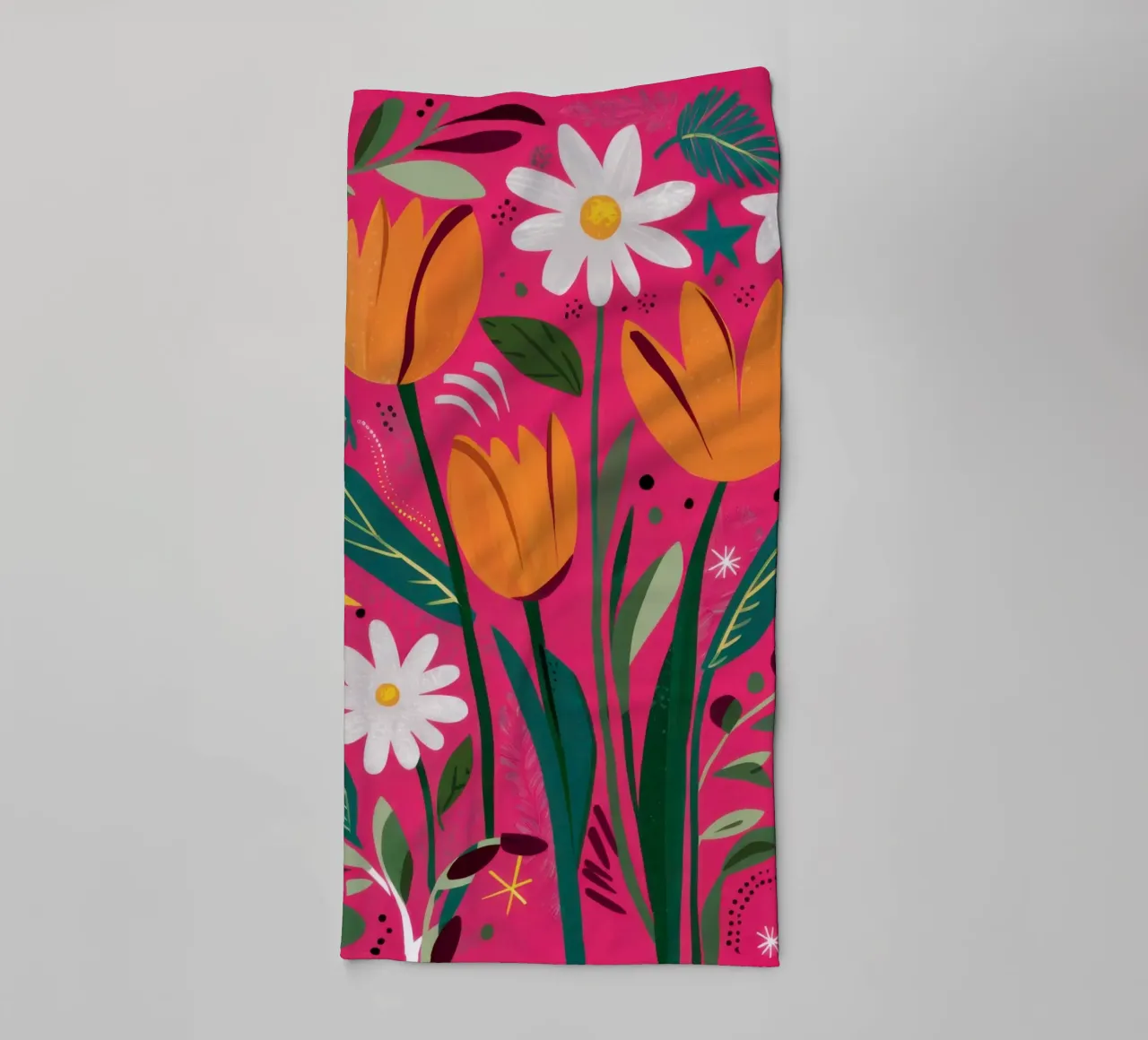 Tulipani e margherite in sosta asciugamano da bagno da Sentinel Glow
