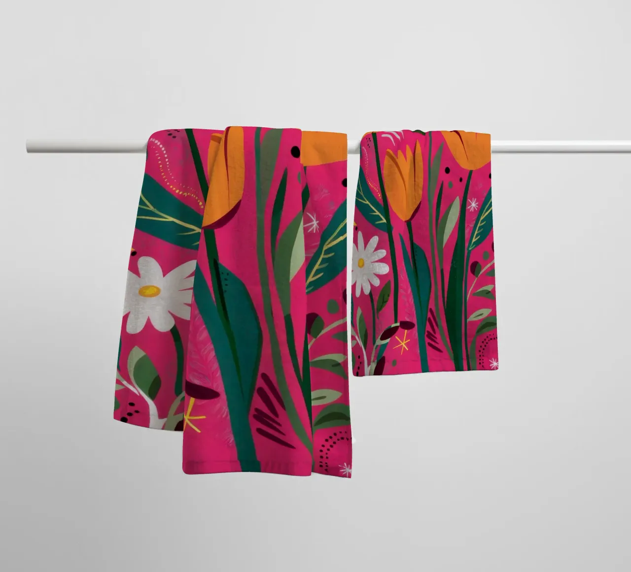 Tulipani e margherite in sosta asciugamano da bagno da Sentinel Glow