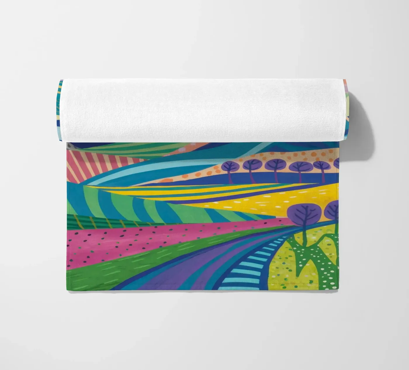 Psychedelisch heuvellandschap strandhanddoek van Lune Dreams