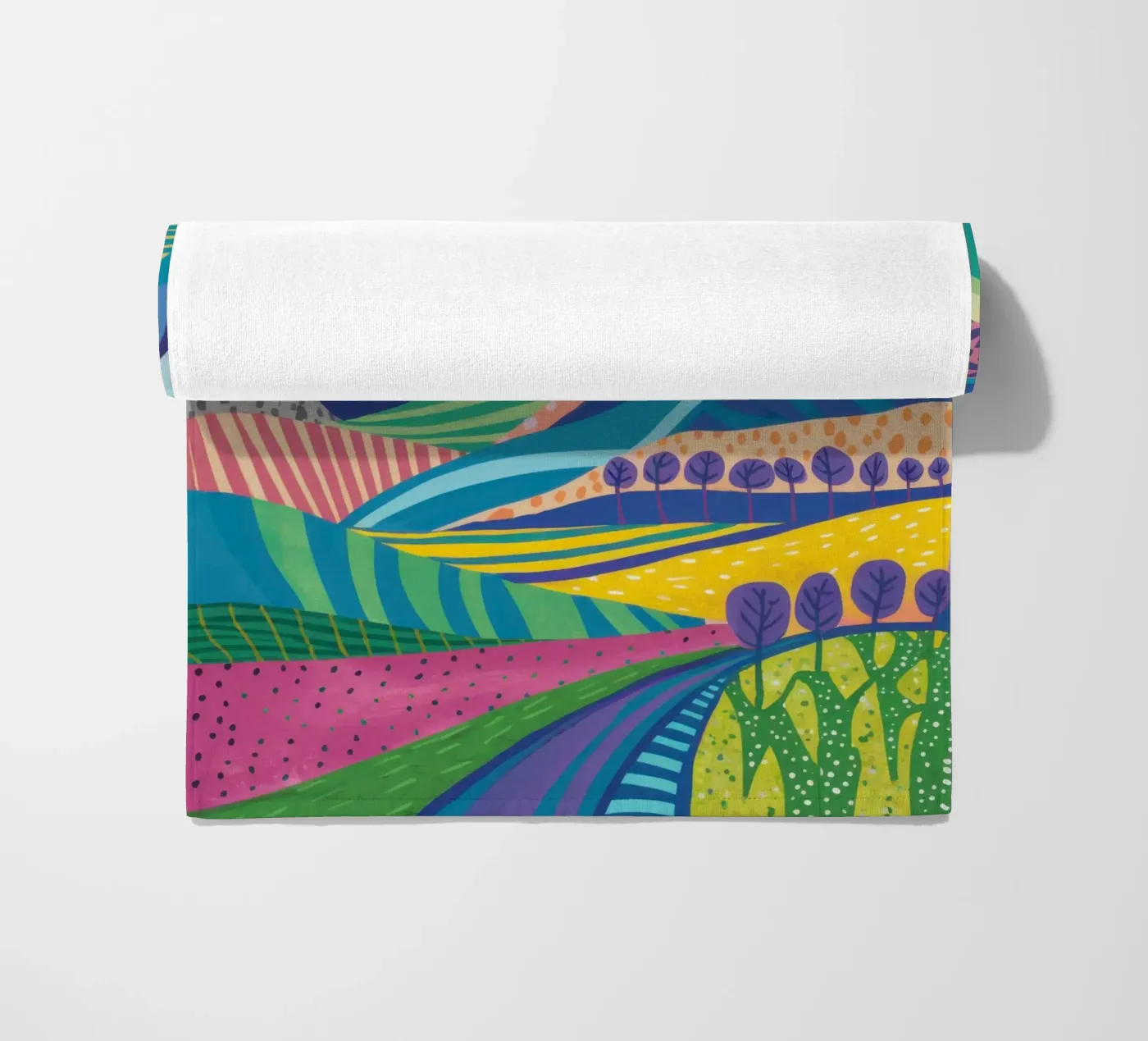 Psychedelisch heuvellandschap strandhanddoek van Lune Dreams