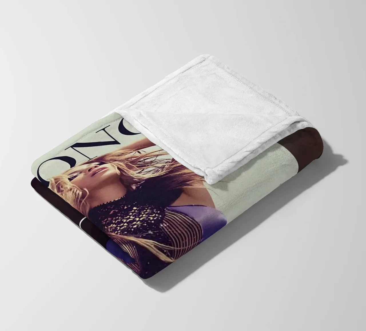 4 (2011) by Beyoncé coperta in pile da DGUnder