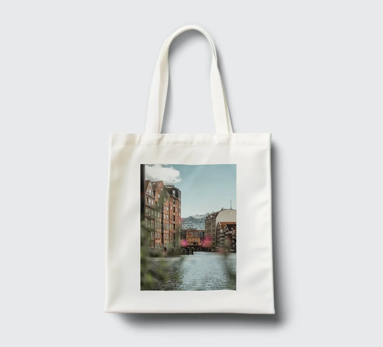 Hambourg - Vue sur l'Elbphilharmonie depuis Speicherstadt tote bag de Bold and Retro