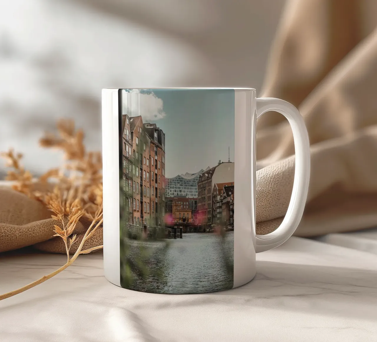 Amburgo - Vista della Elbphilharmonie da Speicherstadt tazza in ceramica da Bold and Retro
