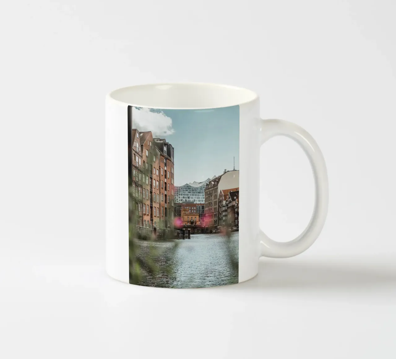 Amburgo - Vista della Elbphilharmonie da Speicherstadt tazza in ceramica da Bold and Retro