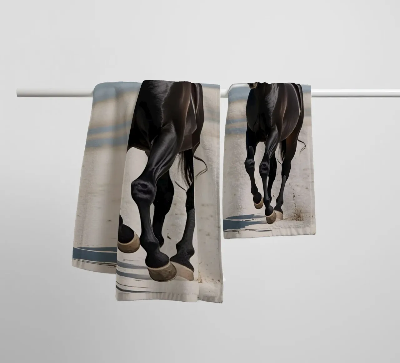 Pferd am Strand asciugamano da bagno da Poster Dreams