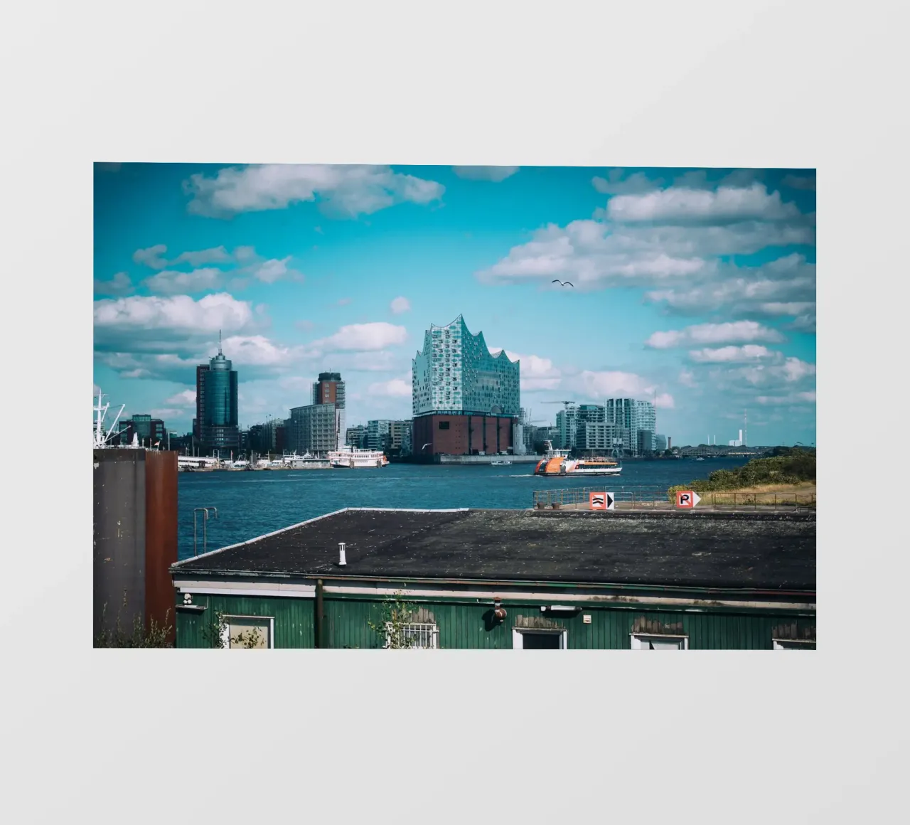 Elbphilharmonie di Amburgo con porto e cielo blu telo in pvc da Bold and Retro