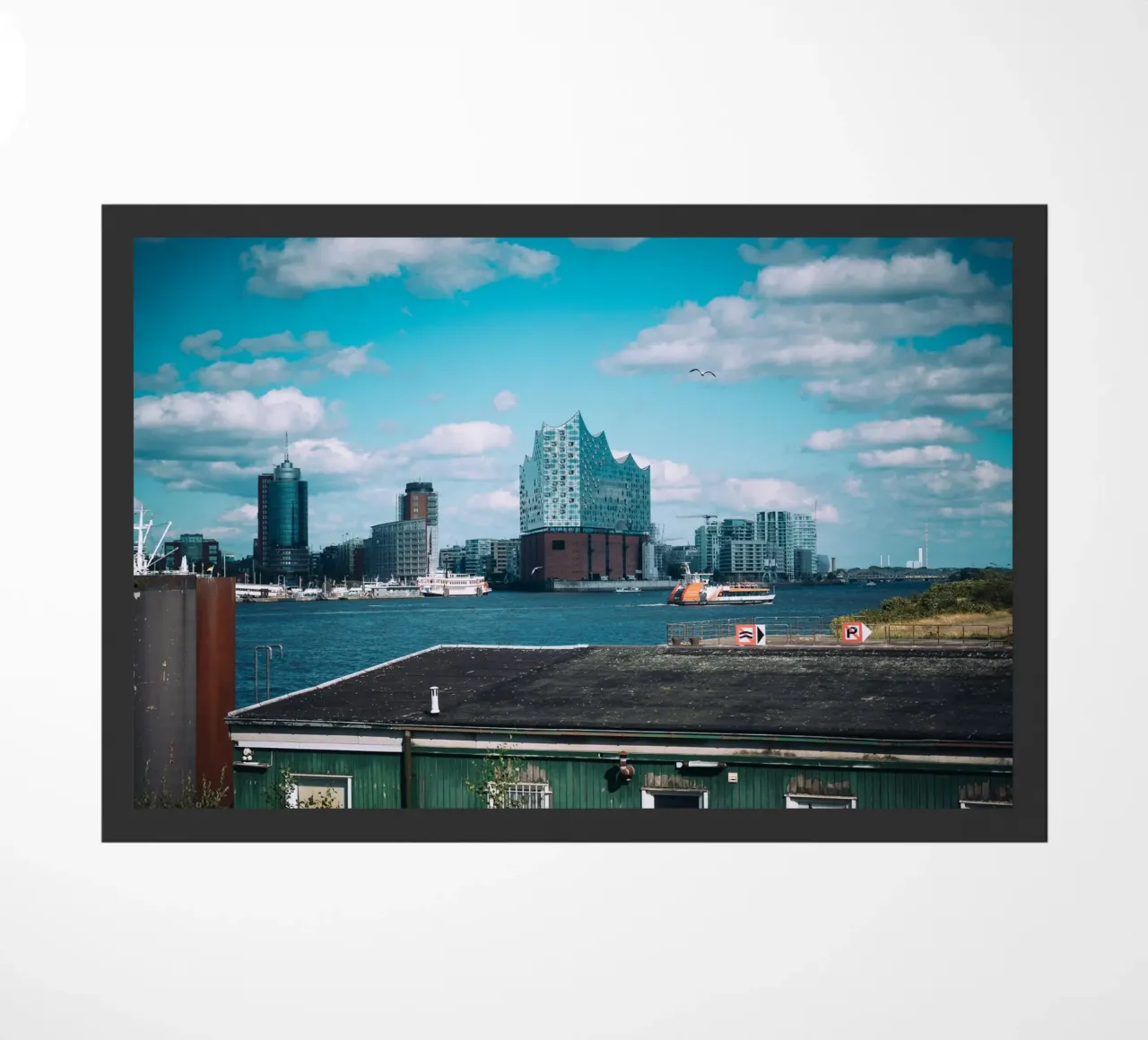 Elbphilharmonie di Amburgo con porto e cielo blu zerbino da Bold and Retro