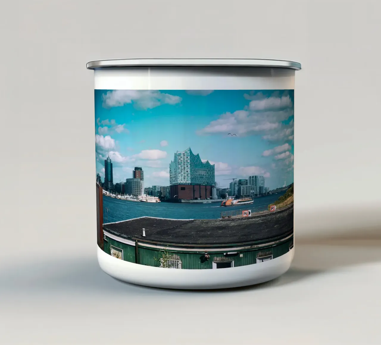 Elbphilharmonie di Amburgo con porto e cielo blu tazza in smalto da Bold and Retro