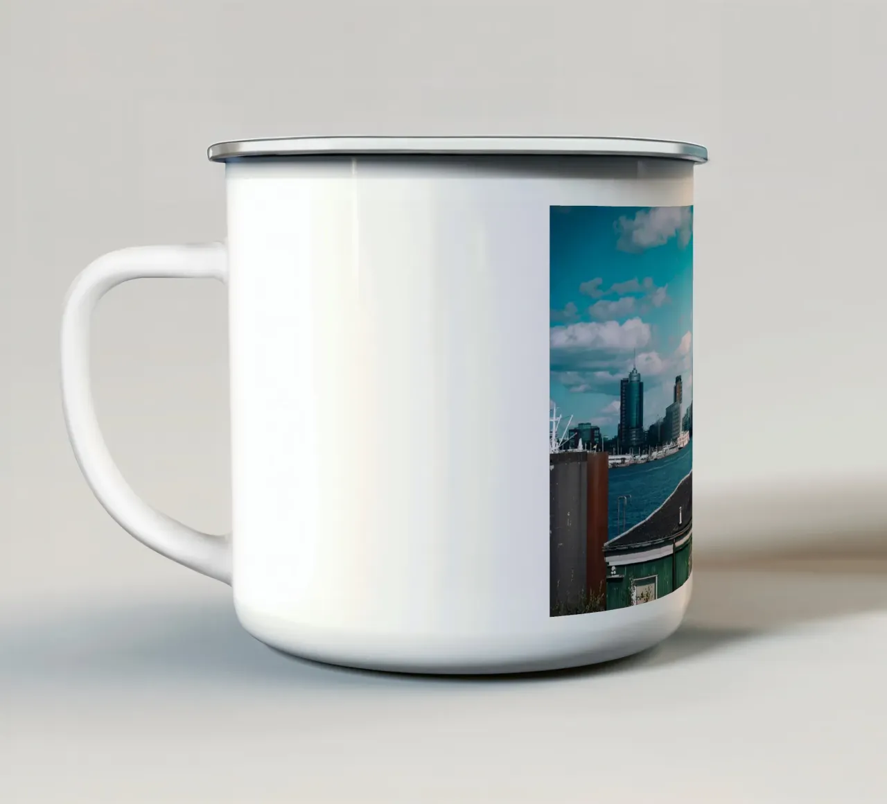 Elbphilharmonie di Amburgo con porto e cielo blu tazza in smalto da Bold and Retro