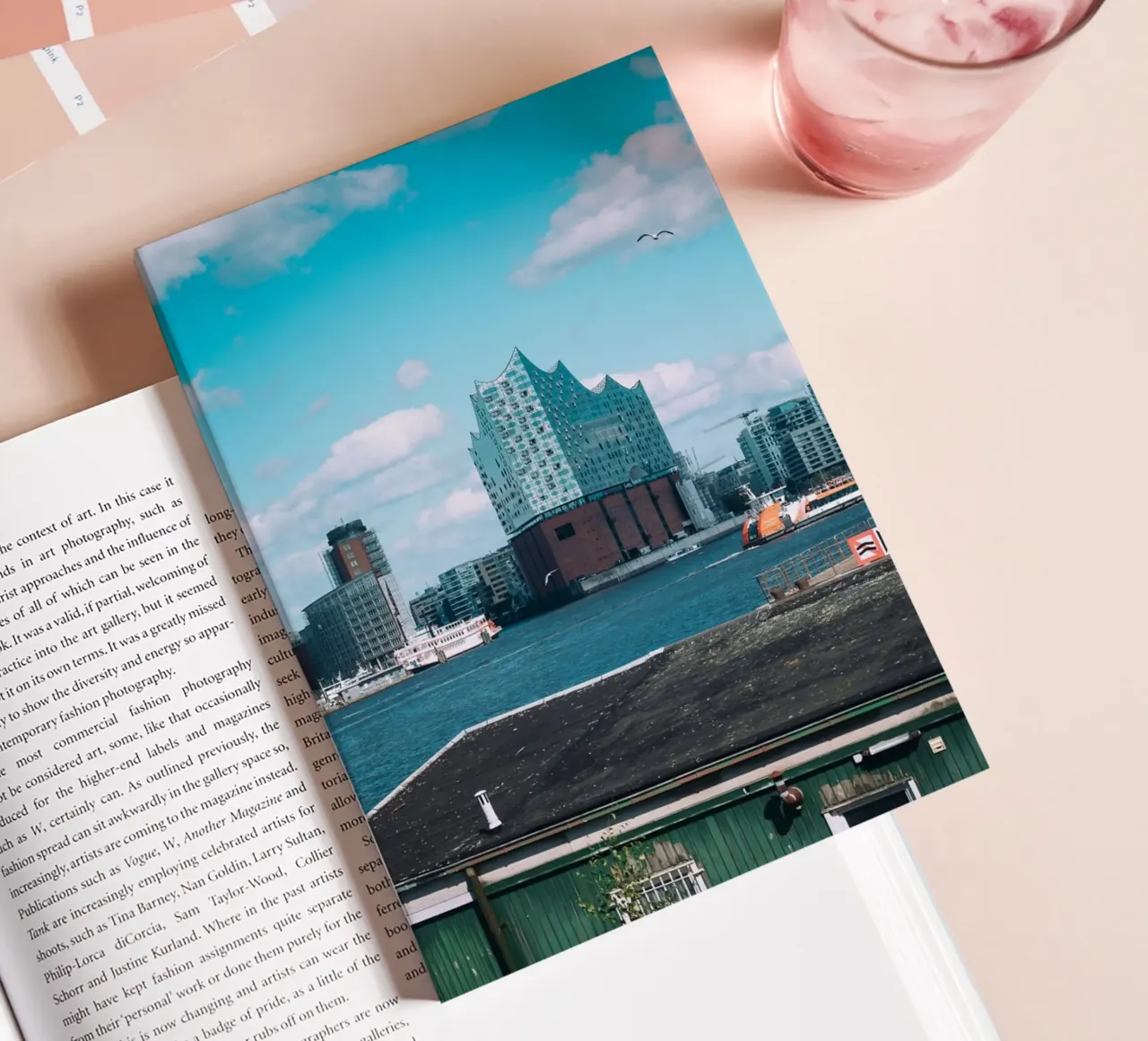 Elbphilharmonie à Hambourg avec le port et le ciel bleu carnet de notes de Bold and Retro
