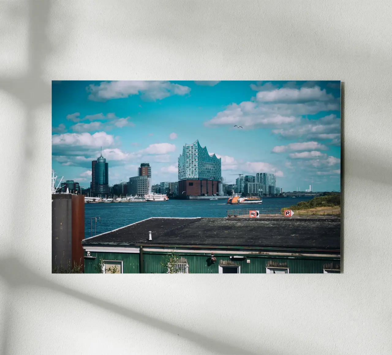 Elbphilharmonie di Amburgo con porto e cielo blu alluminio dibond da Bold and Retro