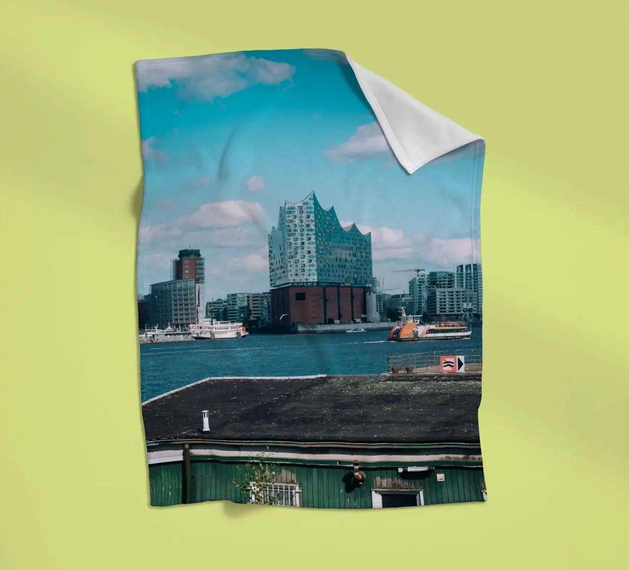 Elbphilharmonie di Amburgo con porto e cielo blu coperta in pile da Bold and Retro