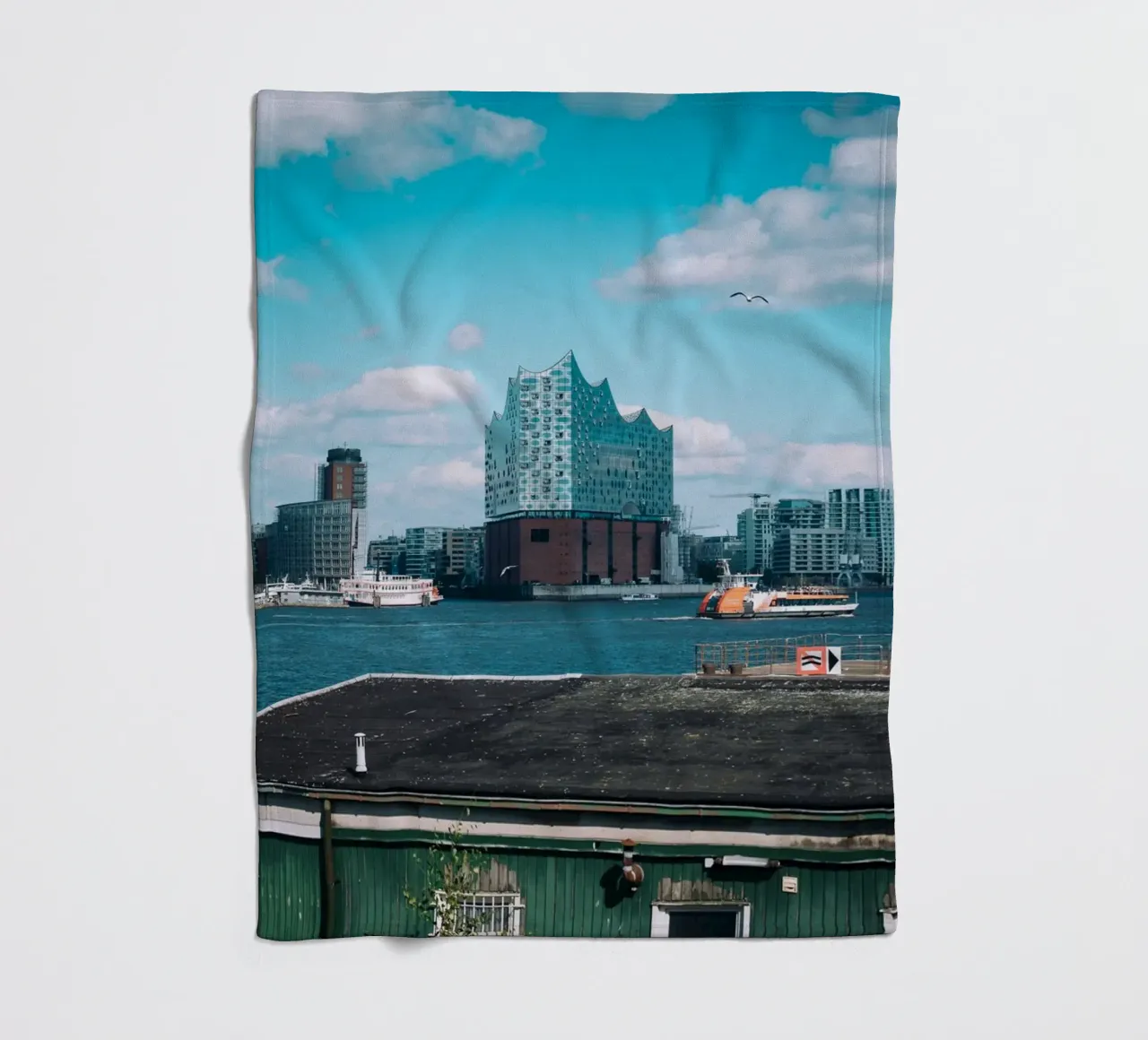 Elbphilharmonie di Amburgo con porto e cielo blu coperta in pile da Bold and Retro