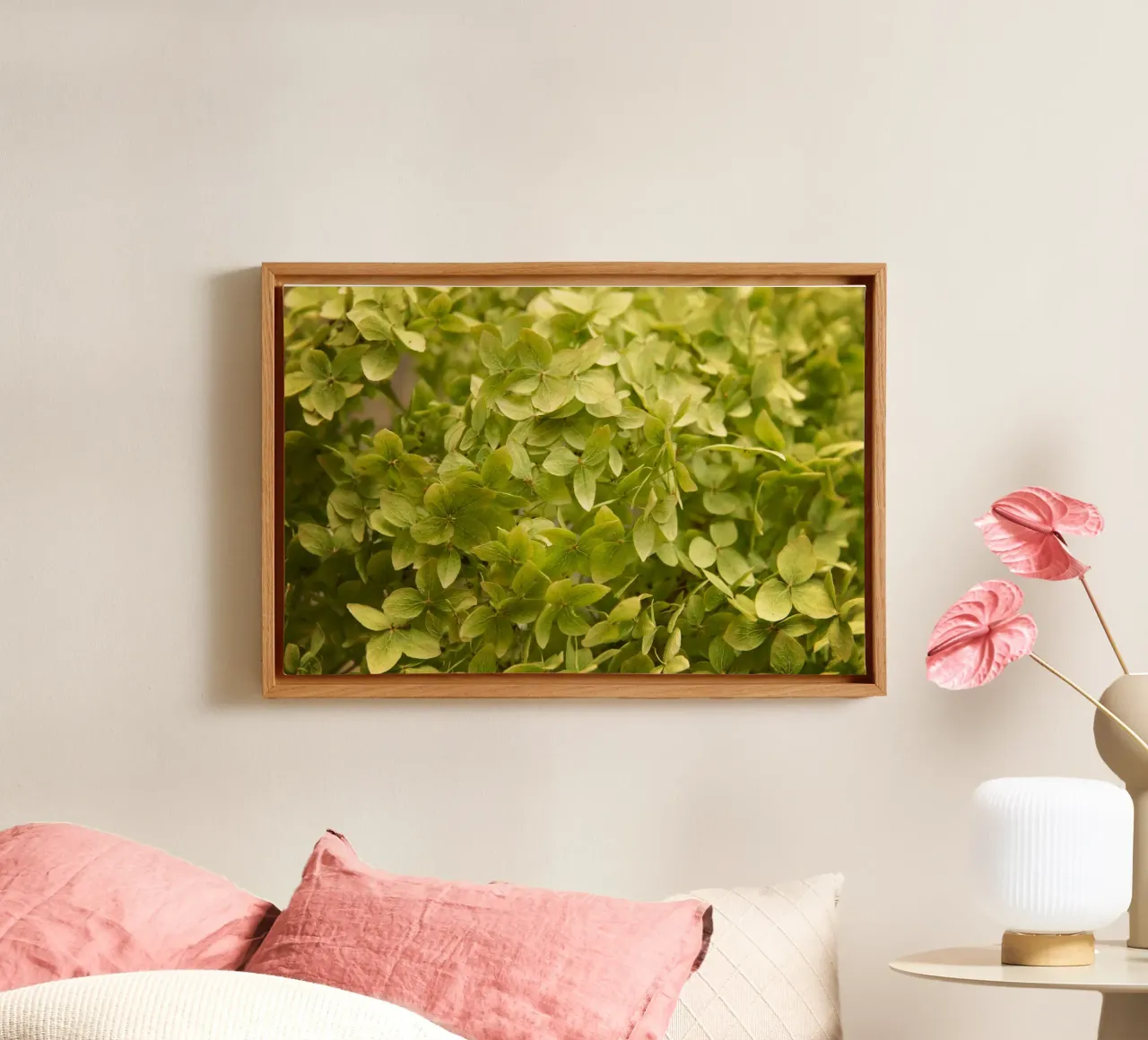 Petali che sussurrano tela con Cornice a cassetta da Bold Blooms