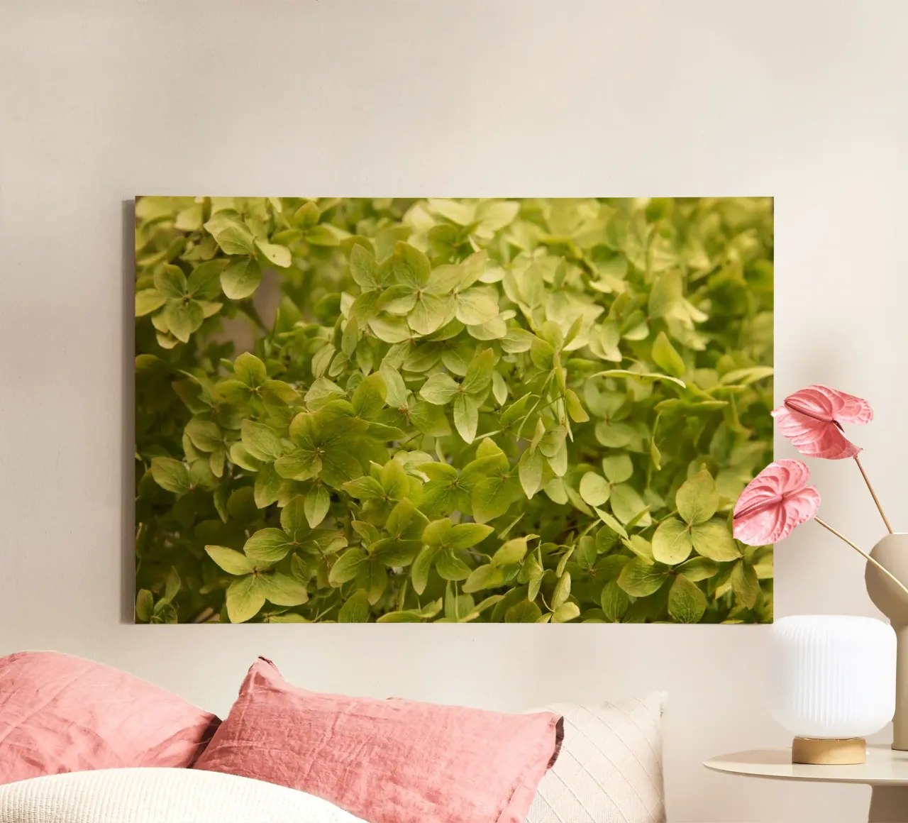 Petali che sussurrano tela con Cornice a cassetta da Bold Blooms
