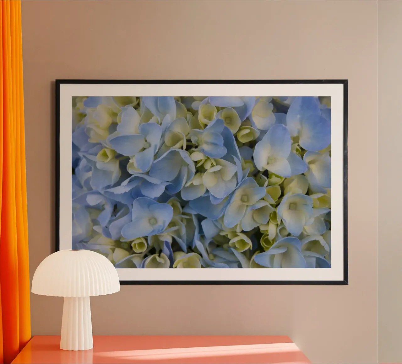 Petali che sussurrano poster con telaio in legno da Bold Blooms