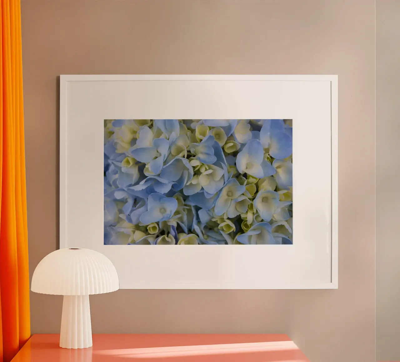 Petali che sussurrano poster con telaio in legno da Bold Blooms