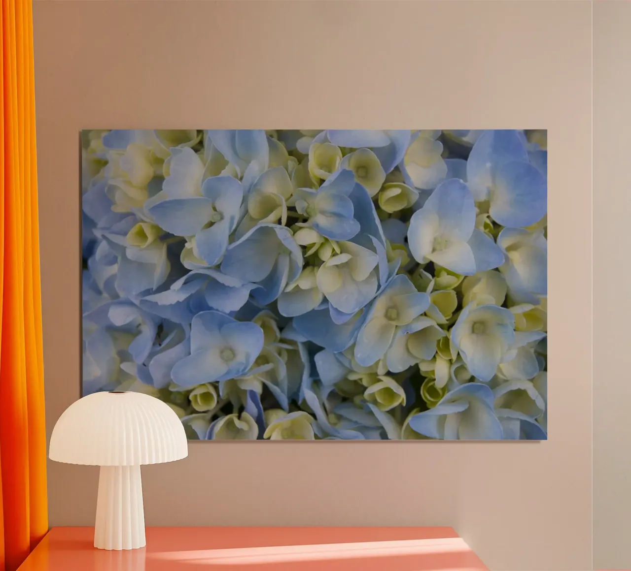 Petali che sussurrano poster con telaio in legno da Bold Blooms