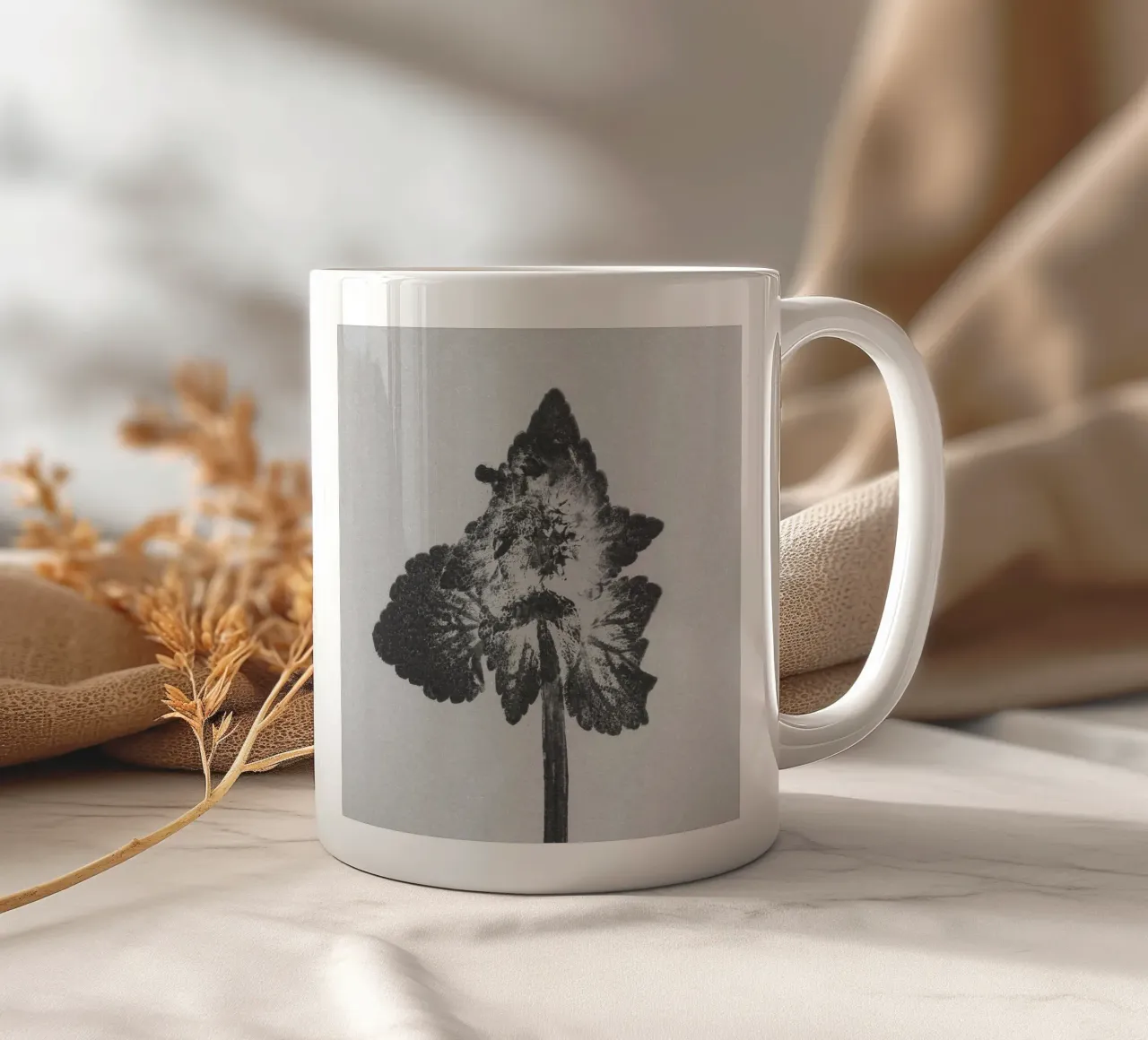 Impressioni botaniche | Lamium purpureum v4 tazza in ceramica da Ivona Maris