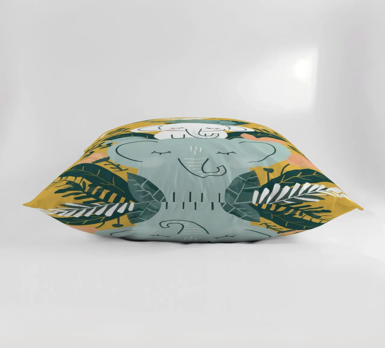 Dromerige olifant totem kussen van DesignDoodle