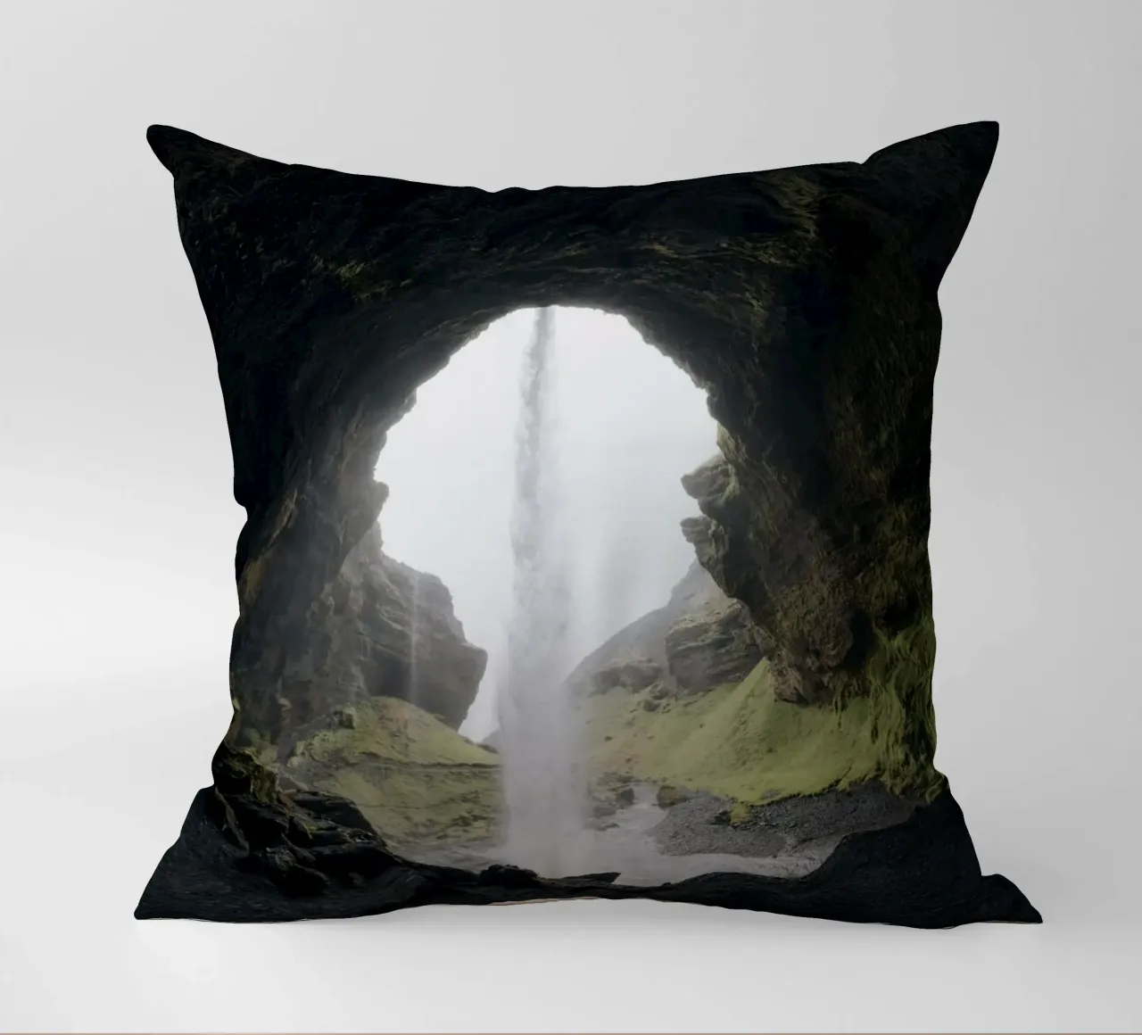 cascata in grotta cuscino da Earthly Visions