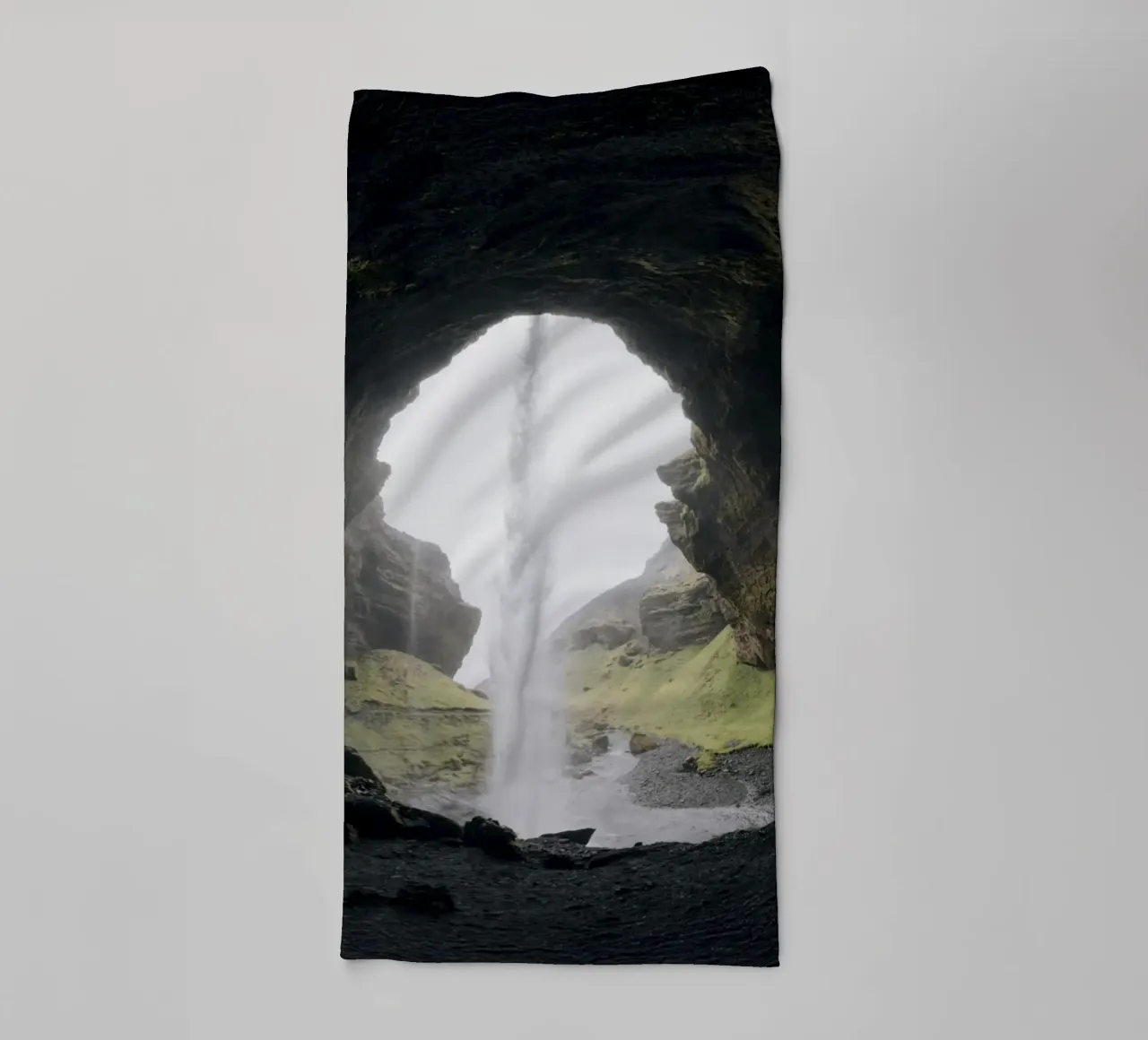 cascata in grotta asciugamano da bagno da Earthly Visions