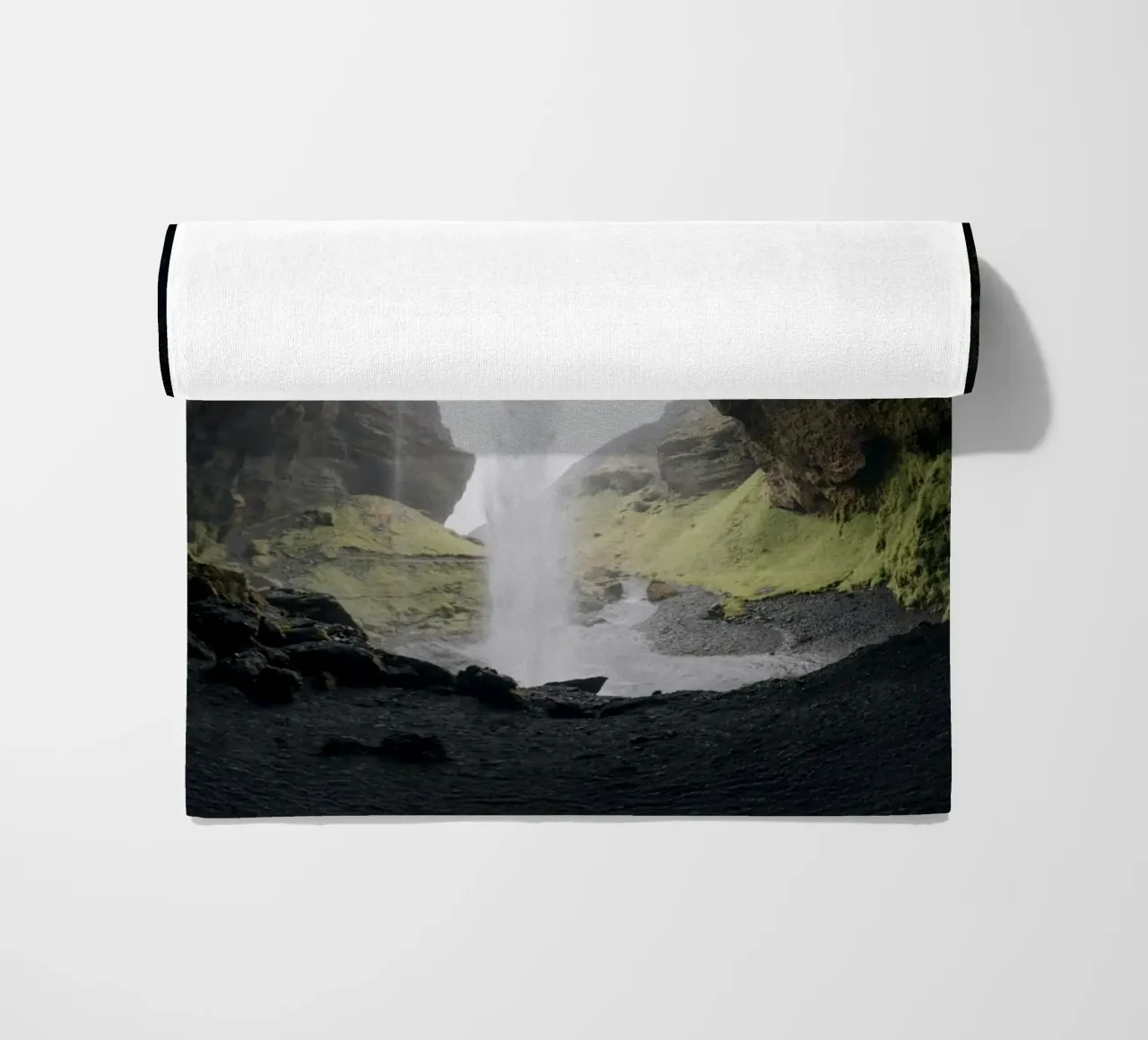 cascata in grotta telo mare da Earthly Visions