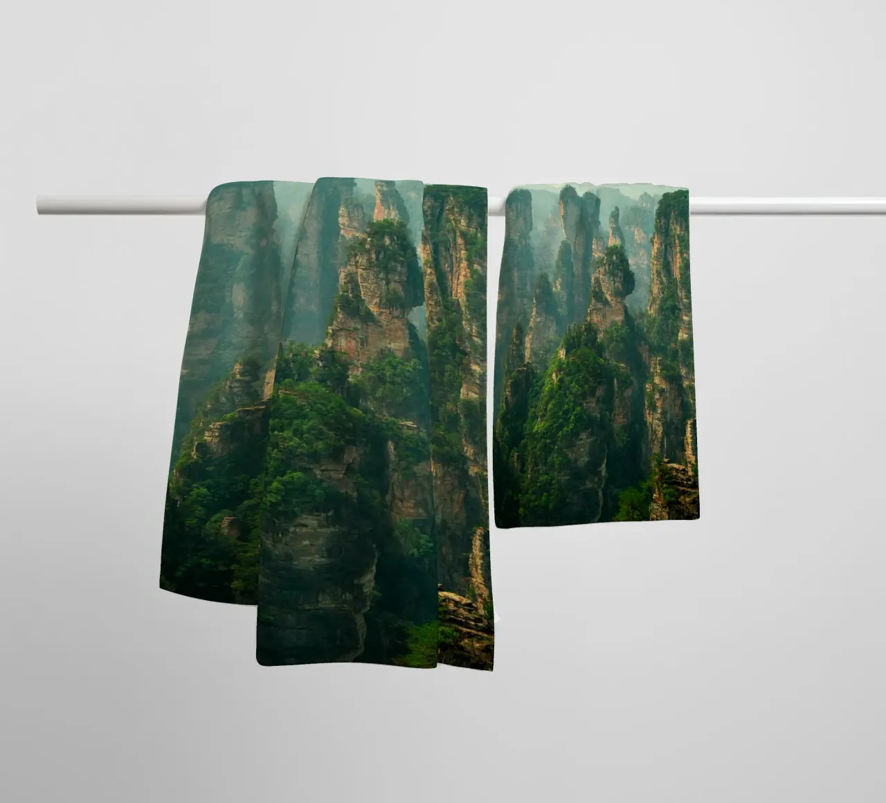 montagne imponenti cime calcaree asciugamano da bagno da Earthly Visions