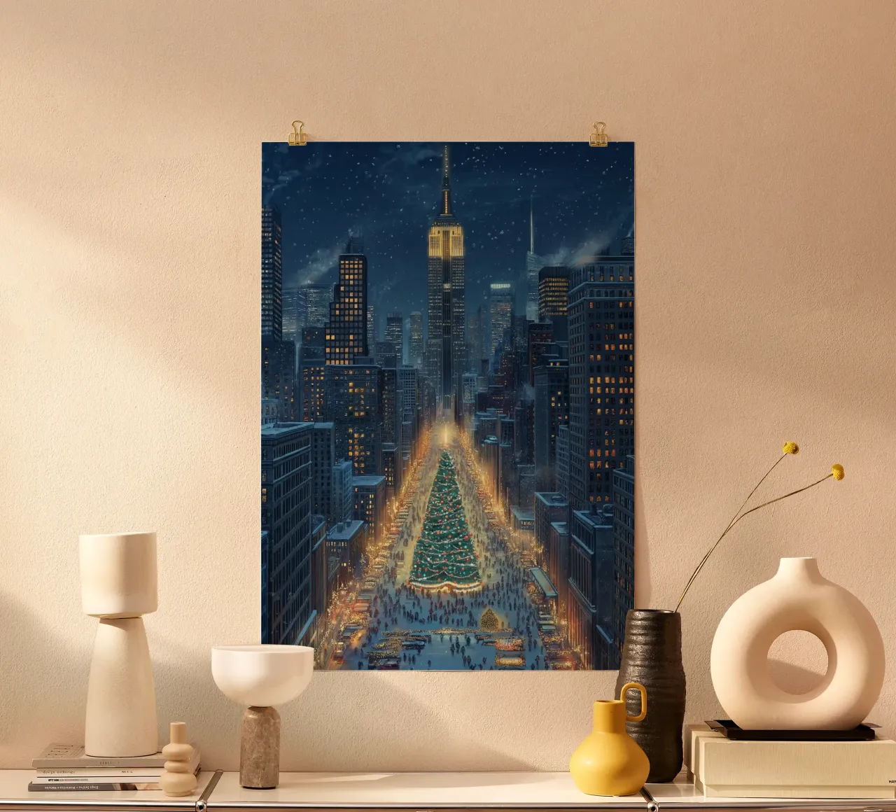 NYC Weihnachtsbaum: Empire State & Festliche Straßenszenen Kunst Poster mit Holzrahmen von ClubArt