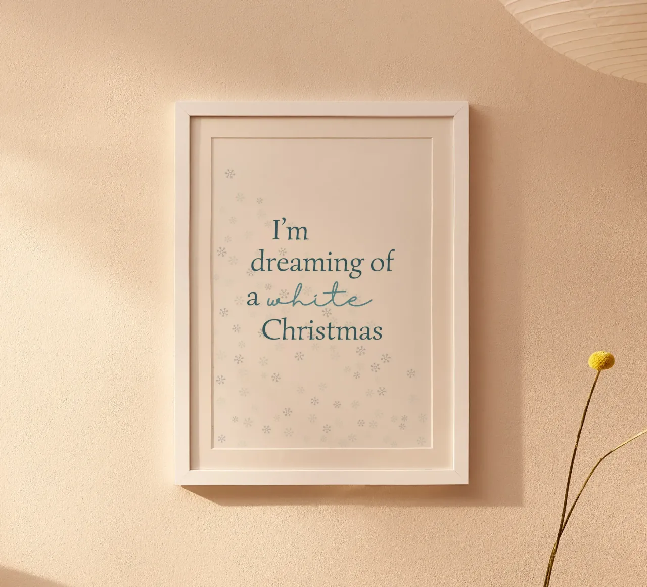 Sogno di un bianco Natale: Stampa natalizia minimalista con fiocchi di neve poster con telaio in legno da ClubArt