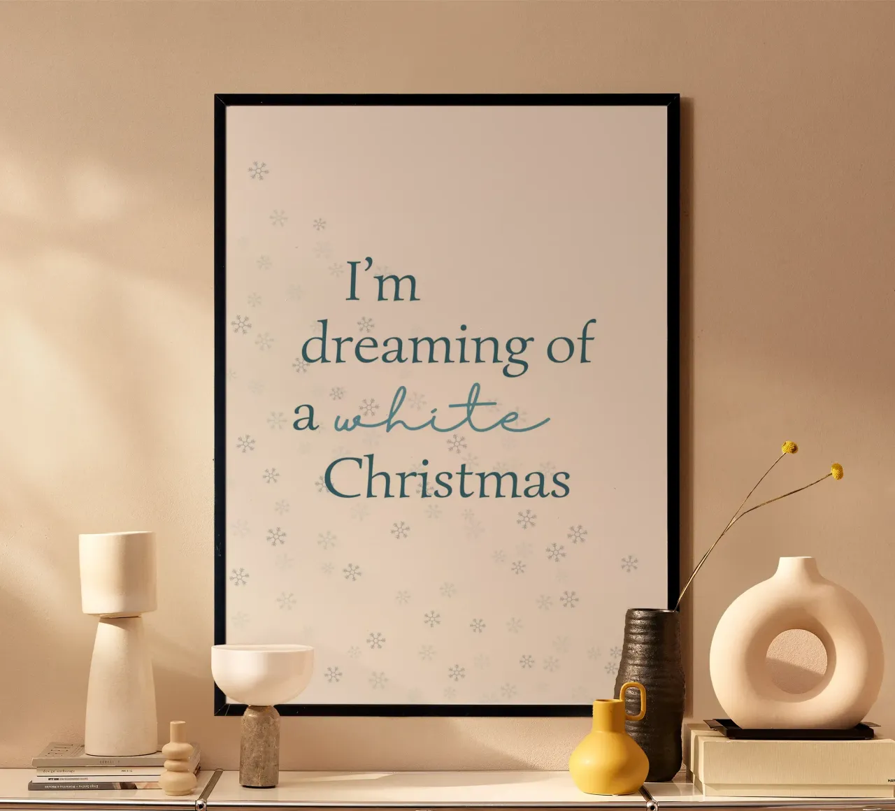 Sogno di un bianco Natale: Stampa natalizia minimalista con fiocchi di neve poster con telaio in legno da ClubArt