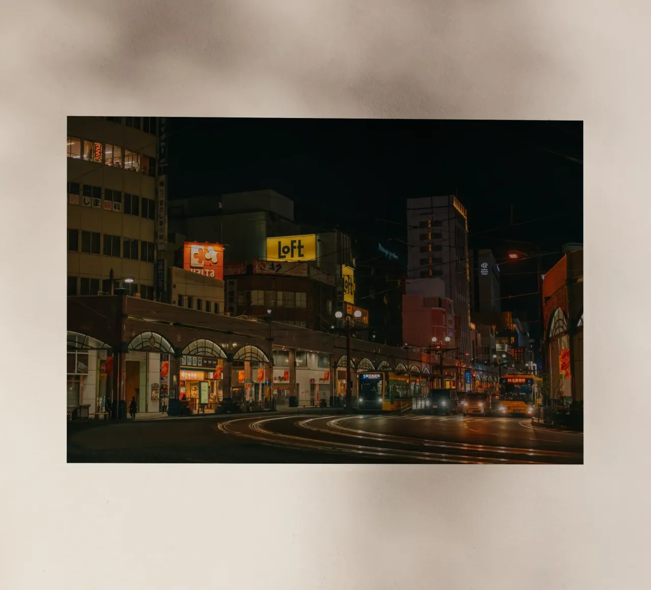 Scena notturna di strada a Kagoshima, Giappone pellicola backlit da Marcel Bisig