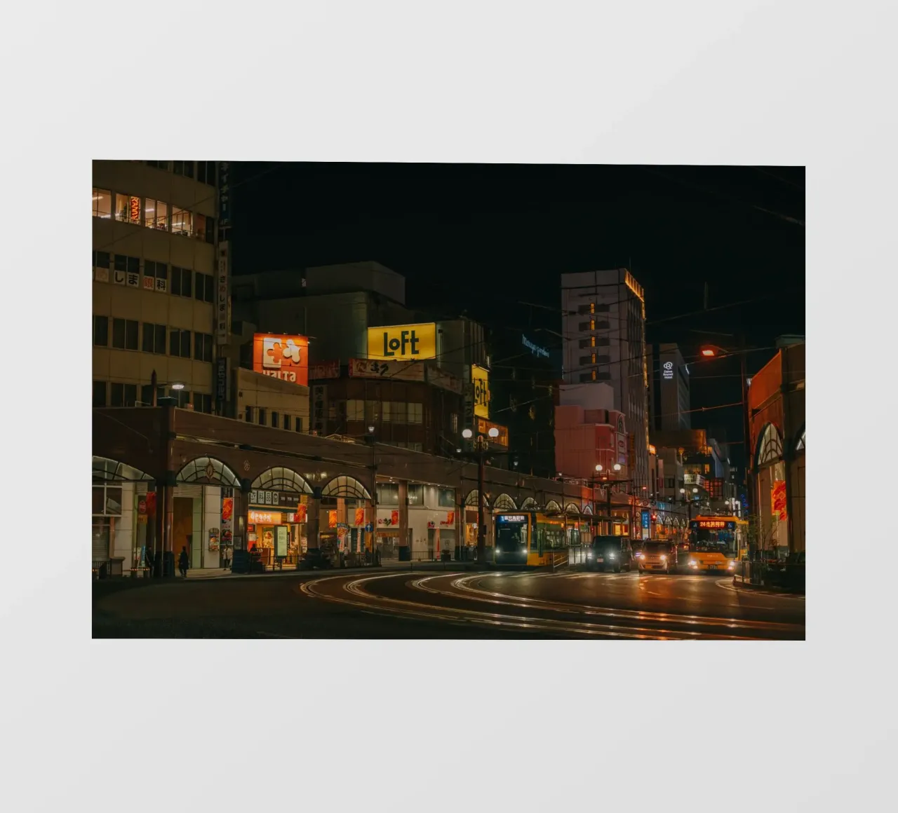 Nachtelijk straatbeeld in Kagoshima, Japan fotobehang van Marcel Bisig