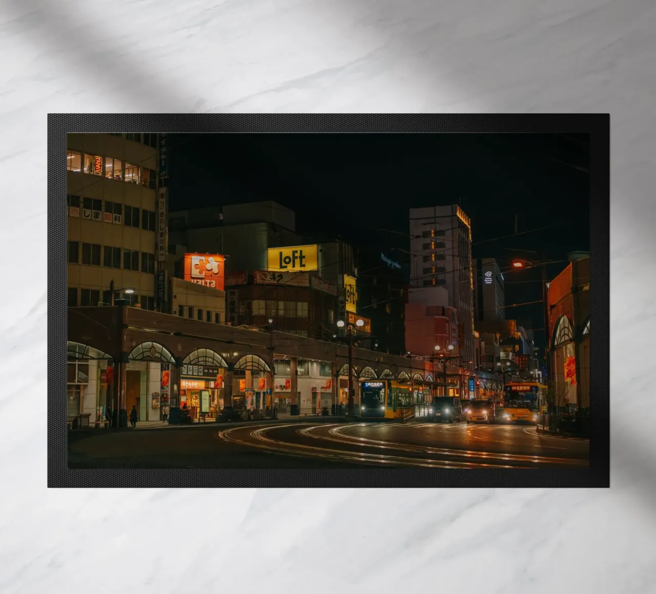 Scena notturna di strada a Kagoshima, Giappone zerbino da Marcel Bisig