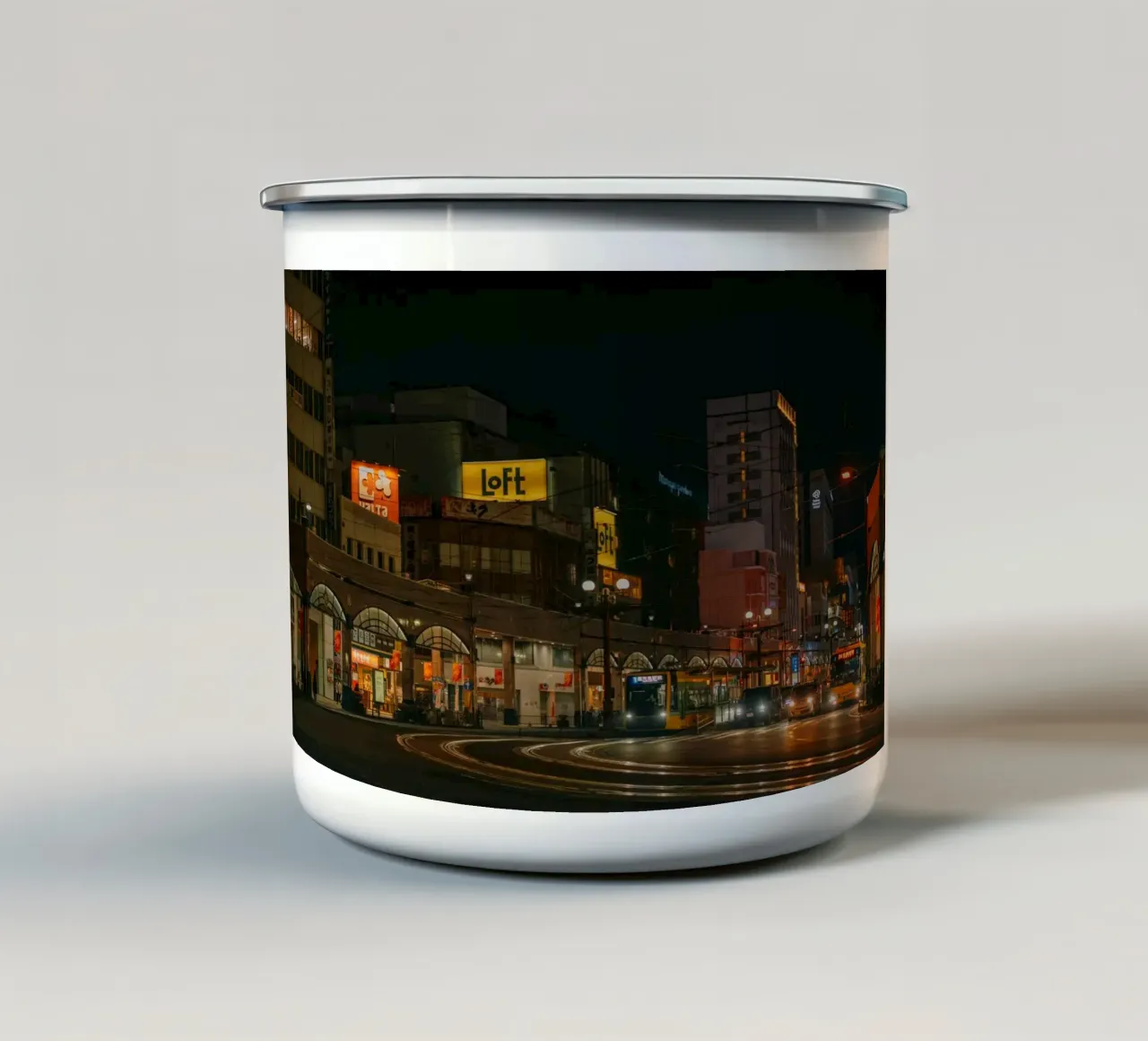 Scena notturna di strada a Kagoshima, Giappone tazza in smalto da Marcel Bisig