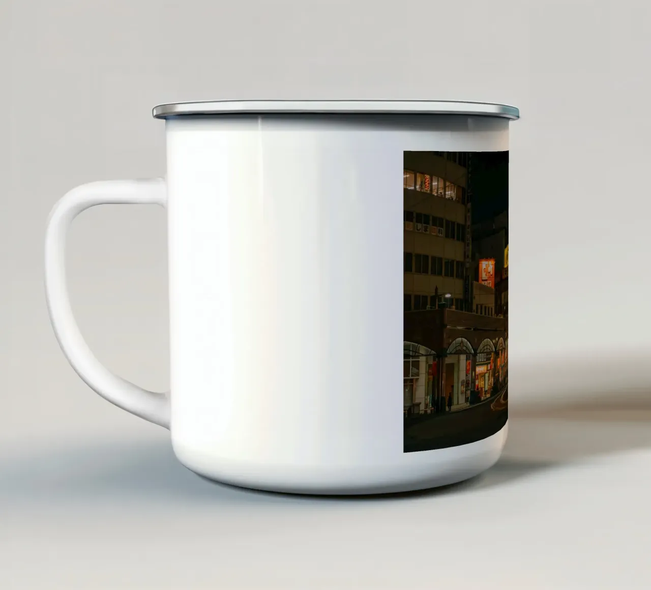 Scena notturna di strada a Kagoshima, Giappone tazza in smalto da Marcel Bisig