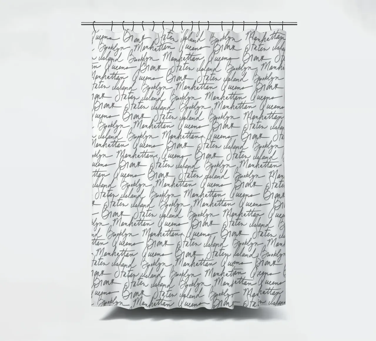 NYC Boroughs Script: Weißes Manhattan, Brooklyn-Muster Duschvorhang von ClubArt