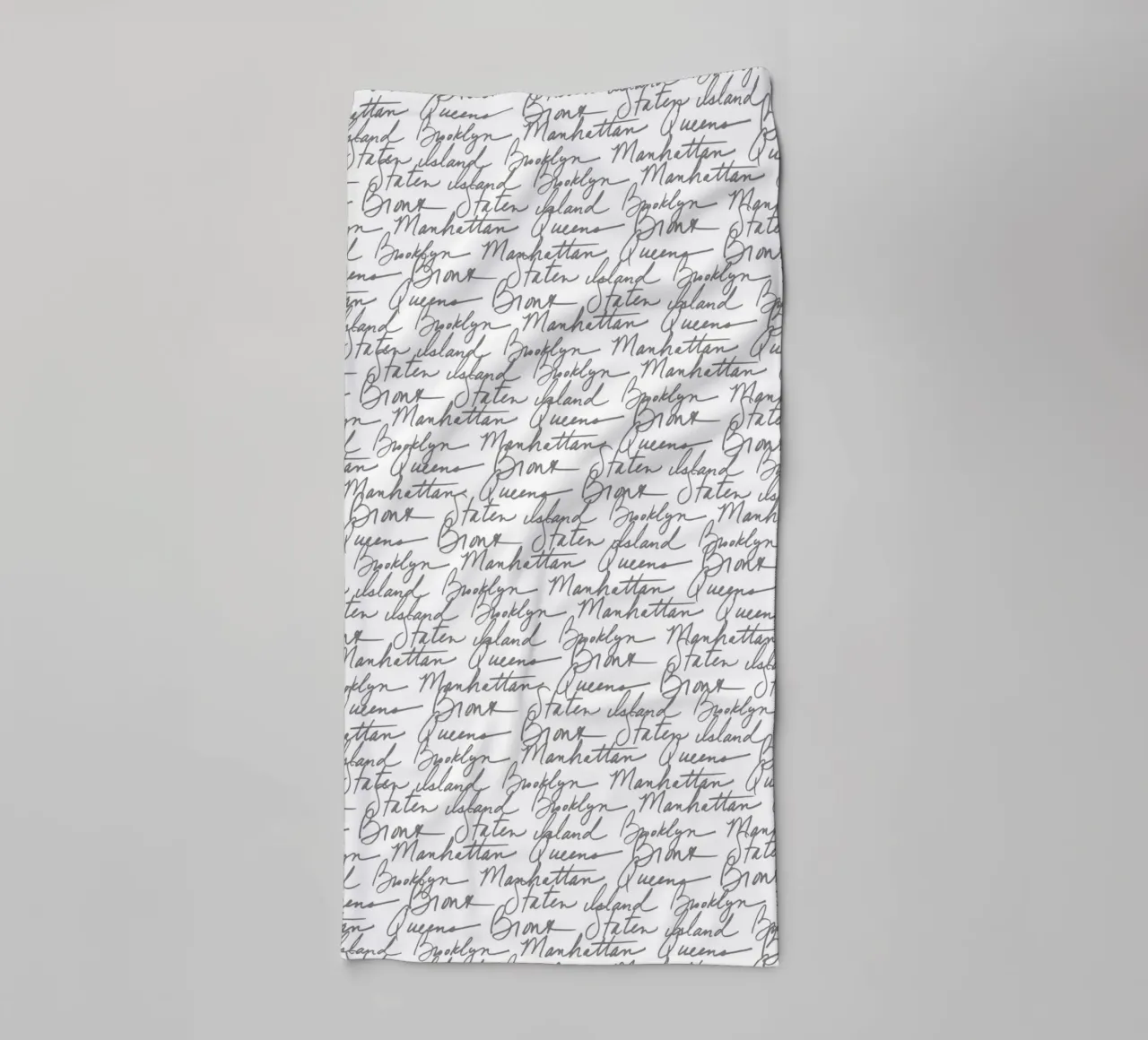 NYC Boroughs Script: Weißes Manhattan, Brooklyn-Muster Handtuch von ClubArt