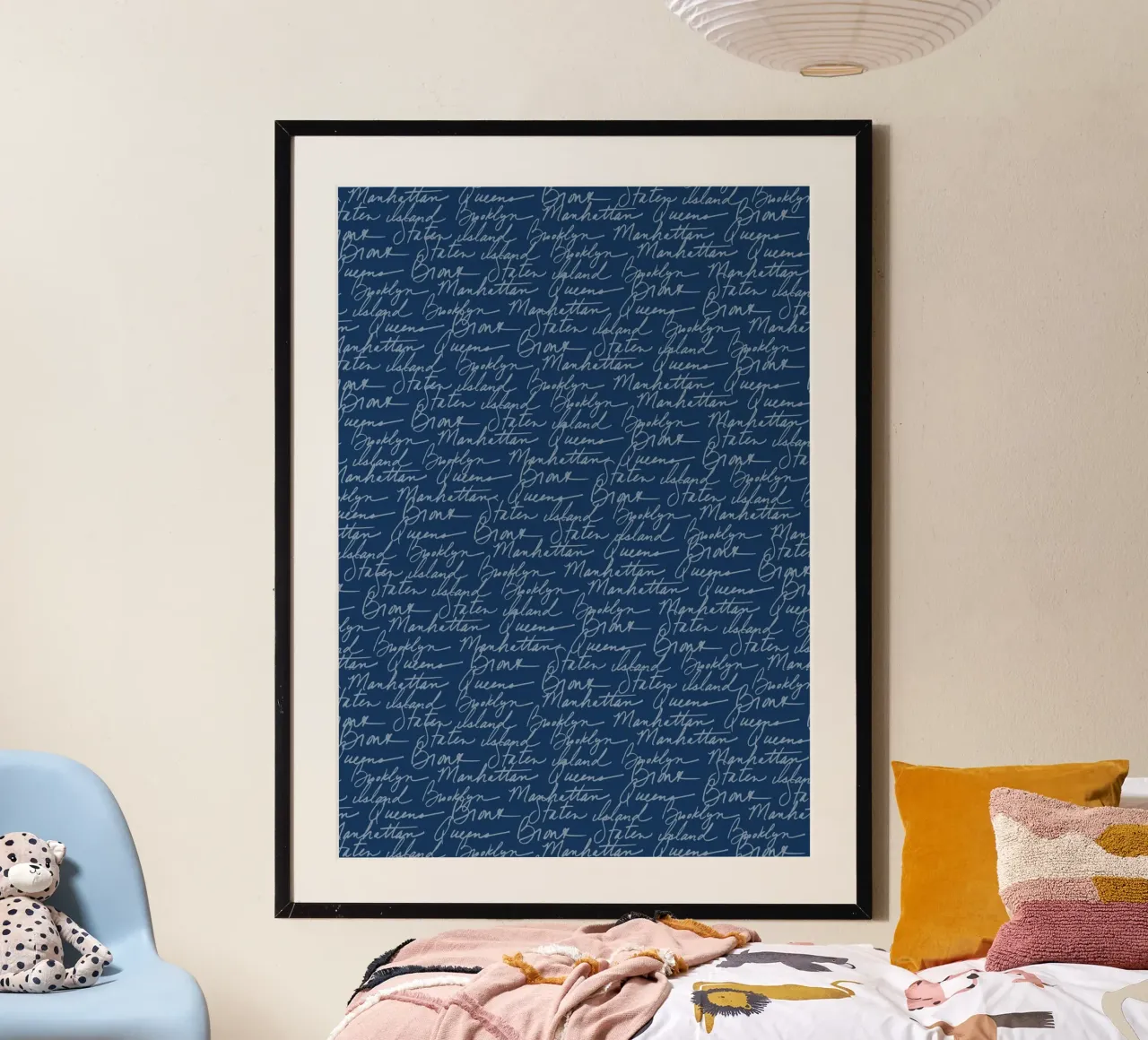 Scrittura dei quartieri di New York: Modello blu Manhattan, Brooklyn poster con telaio in legno da ClubArt