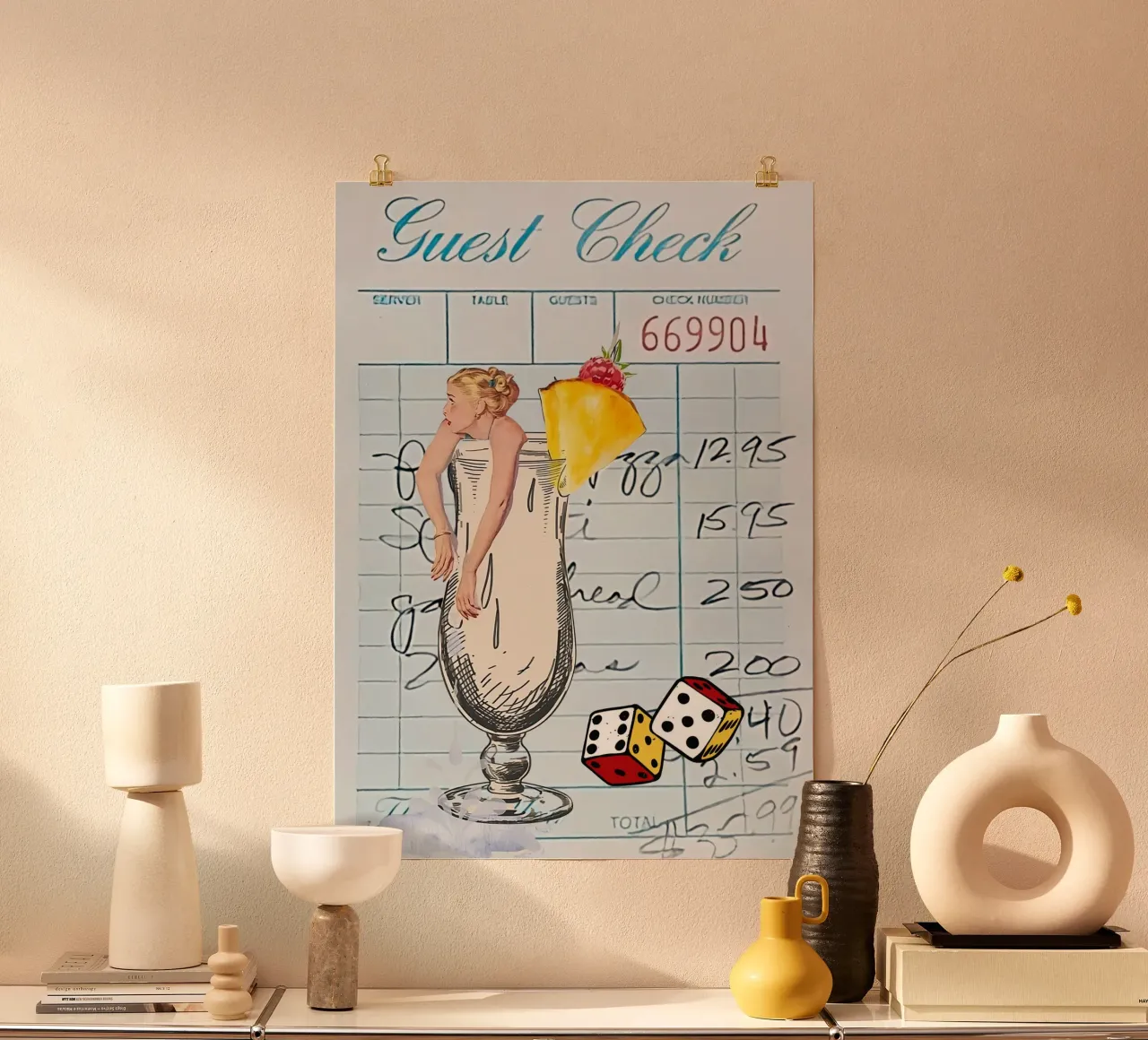Pop Art: Ragazza da cocktail retrò, dadi sul conto degli ospiti poster da ClubArt
