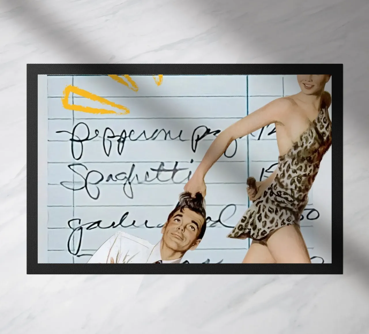 Arte pop: Leopard Pin-up Pulls Man on Guest Check felpudo de ClubArt