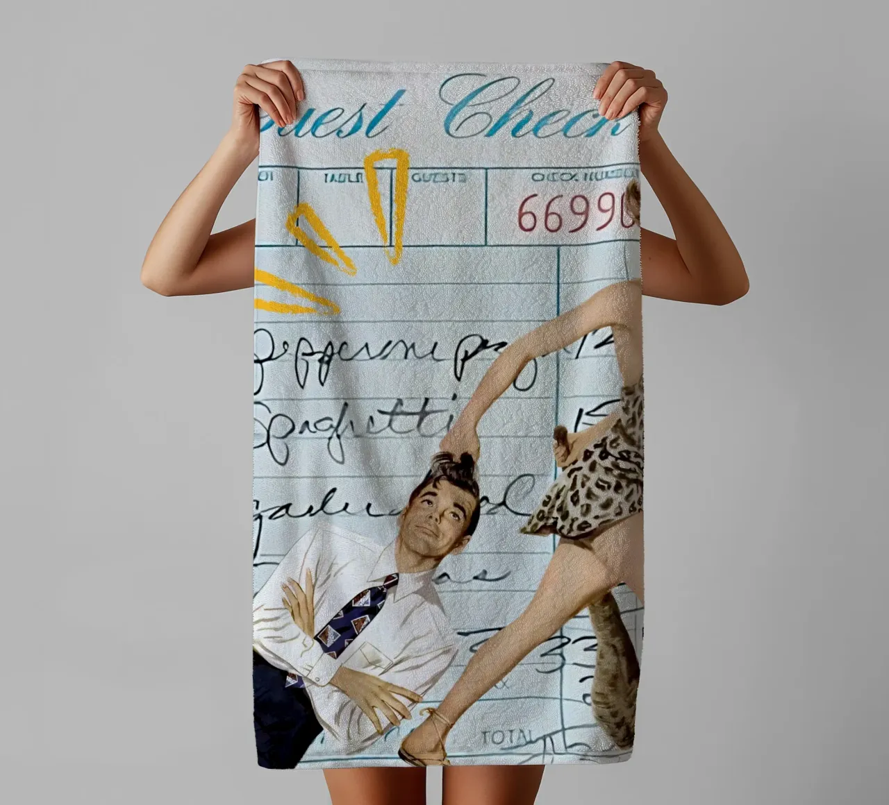 Arte pop: Leopard Pin-up Pulls Man on Guest Check toalla de baño de ClubArt