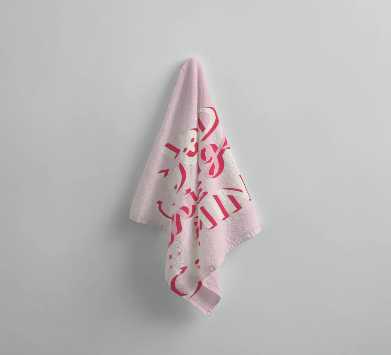 Gute Dinge kommen: Rosa Smiley-Gesicht Kunstdruck Handtuch von homdeco