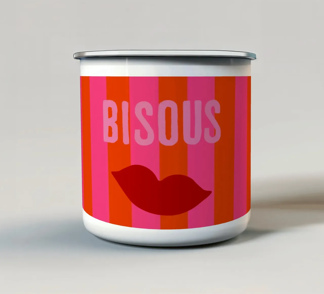 Bisous rosa rosso bacio bocca su strisce tazza in smalto da Alisa Knöß