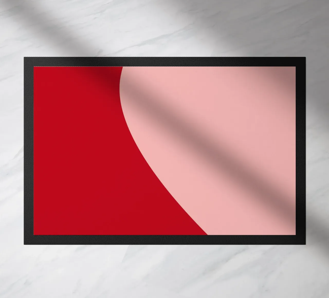Herz-Duo Minimalistisch: Rot & Rosa Liebe Split Art Fußmatte von homdeco