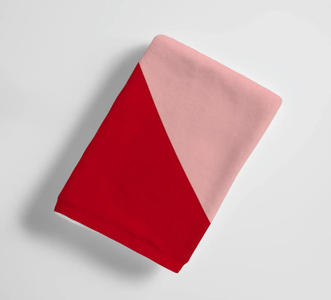Herz-Duo Minimalistisch: Rot & Rosa Liebe Split Art Handtuch von homdeco